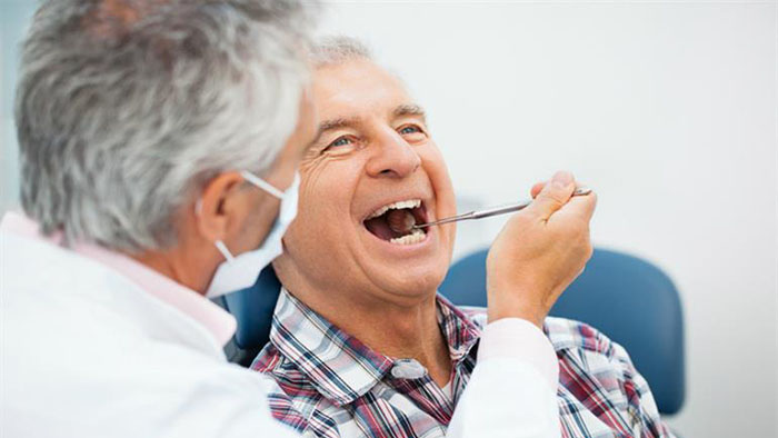 نقش دهان شویه و ابزارهای کمکی در بهداشت لثه سالمندان